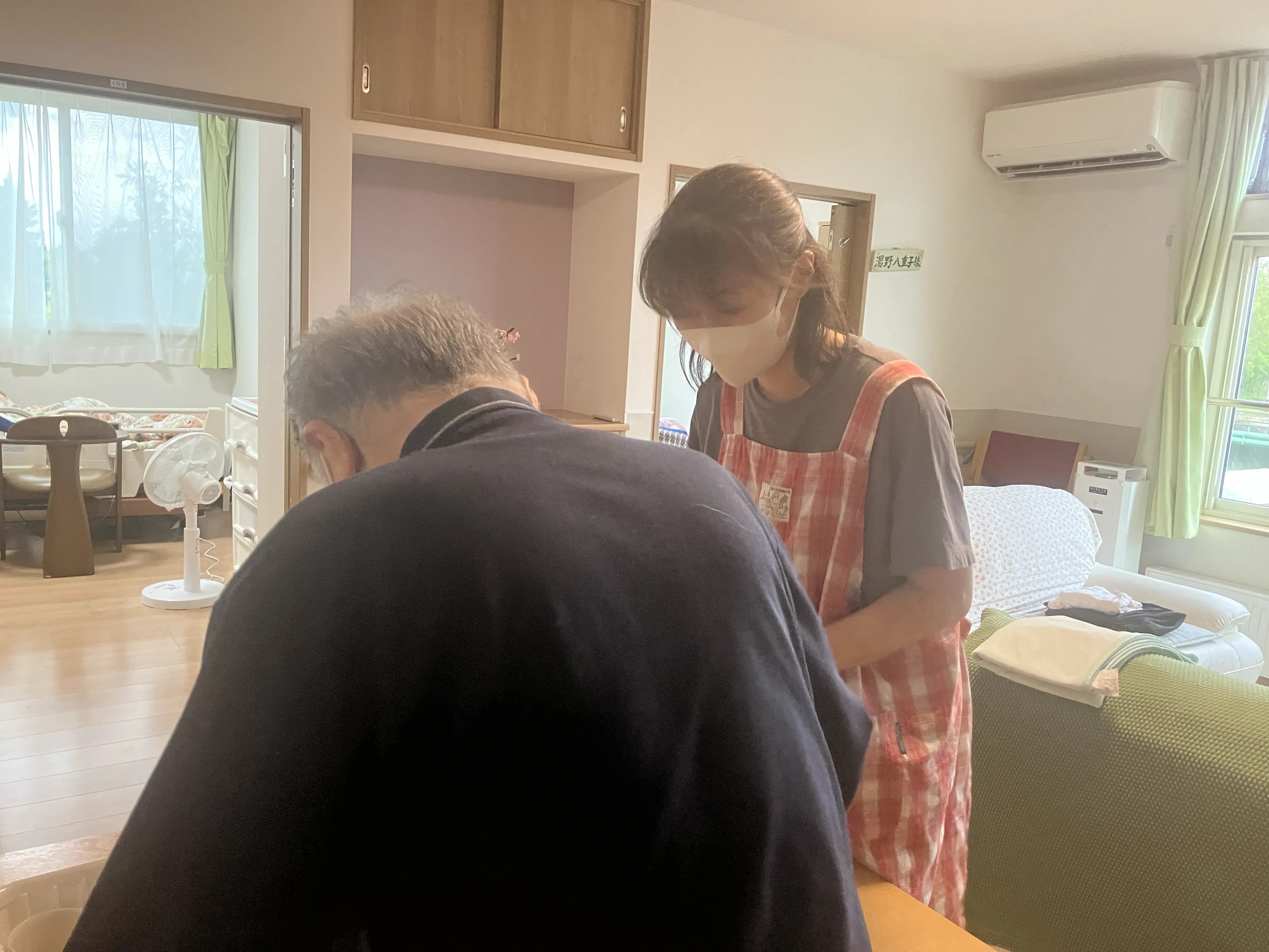 食器の準備なども、利用者さんと一緒に。「スタッフがなんでもやる」ではなく、利用者さんができることは、スタッフが声を掛けながら一緒にやっていきます。