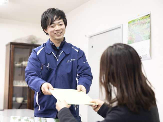全くの未経験からスタートした私ですが、仕事は先輩がイチから教えてくれます。最初のころは先輩社員のサポートをしながら、少しずつ仕事を任せてもらっています。