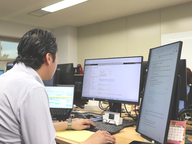 札幌にいながら首都圏の大手企業のシステム開発に関われます。開発の一部を受託するのではなく、設計から構築までイチから関われるのはやりがいと達成感にも繋がります。