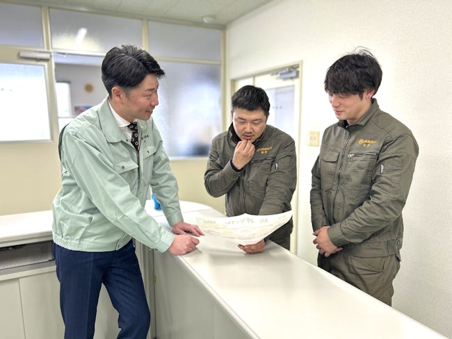 じっくりのぞき込んでいるのは...実はランチの宅配チラシ(笑)「これが美味しいんだよ!」と社長一押しのメニューもあるようです。