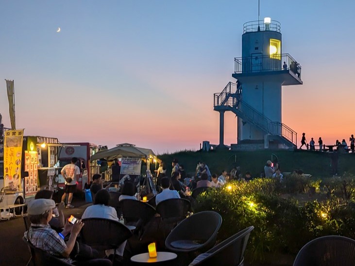 私たちの仕事によって、岬にぽつんと立つ灯台に注目が集まり、道ができたり、イベントに人々が集ったり…！後世に残る仕事ができていることが、大きなやりがいです（海と灯台プロジェクト事務局リーダー Y／31歳）