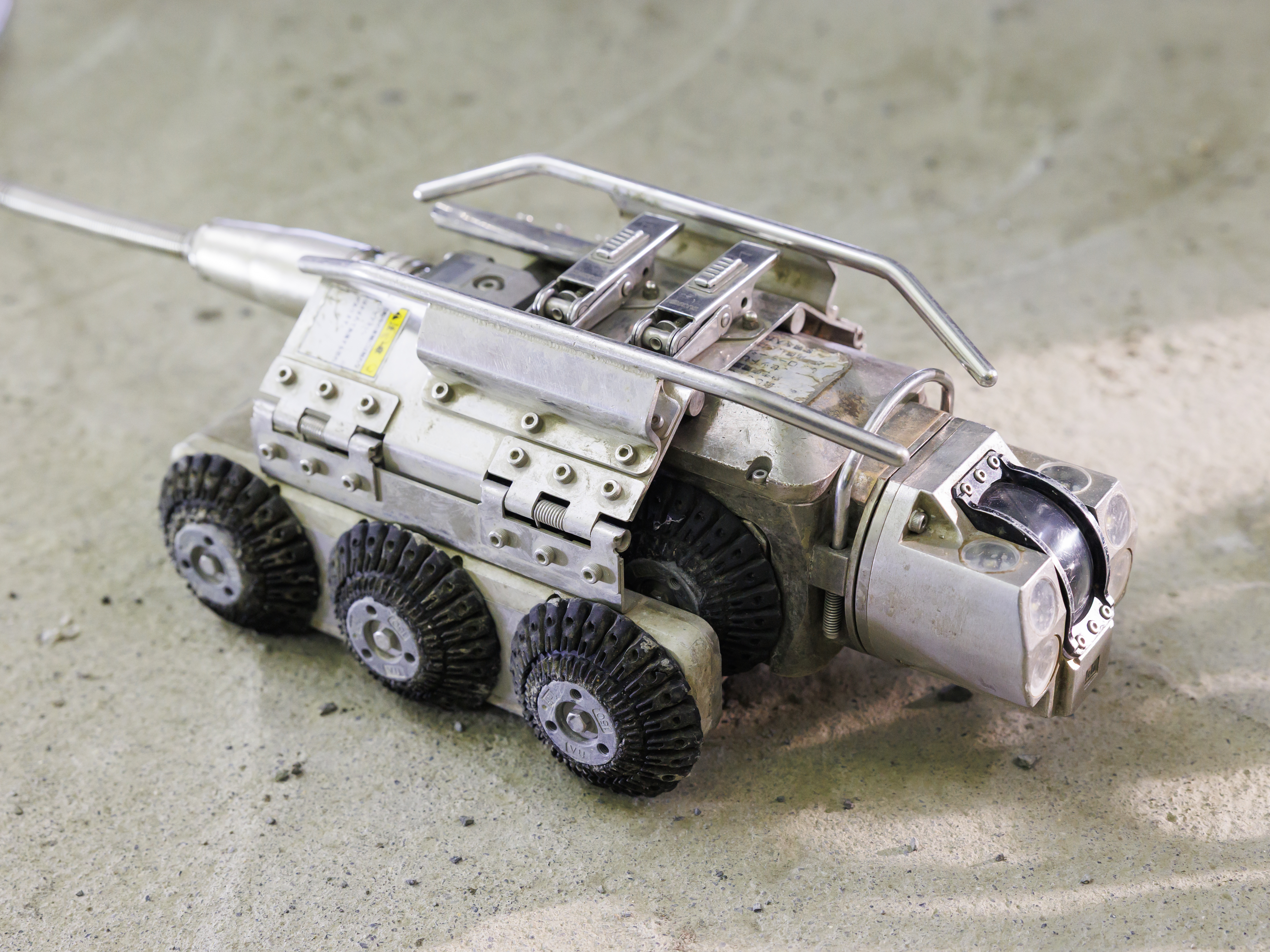 【最新技術を操るワクワク】 「下水管の工事＝穴を掘る」は古い。当社は自走式カメラや最新の「光硬化」技術を駆使し地上からスマートに作業します。機械操作が好きな方は、毎日ワクワクしながら働ける環境◎