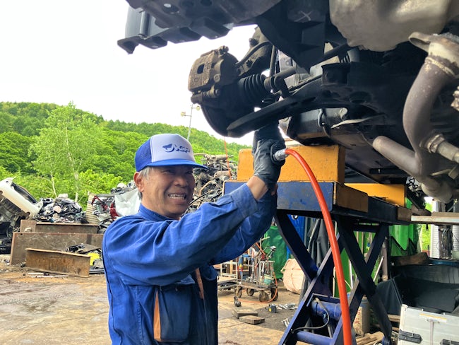 搬送・運搬がメインのお仕事です。搬送業務がない際には、車両の解体・資源化に携わる作業もお願いします。専門的な知識や経験は不要です。先輩社員が丁寧に指導し、様々なスキルを身につけられる環境です。