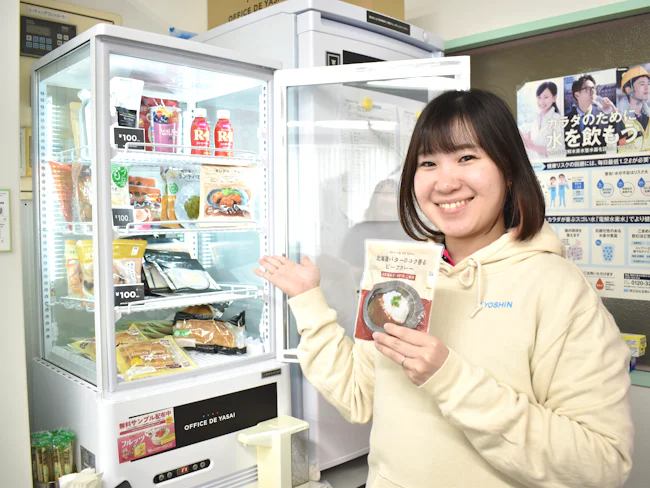 無添加野菜や冷凍食品、野菜・果物が1品100円〜で買える福利厚生の導入や毎週木曜日は「味噌汁DAY」と題して、社員の皆さんにお味噌汁を提供しています。