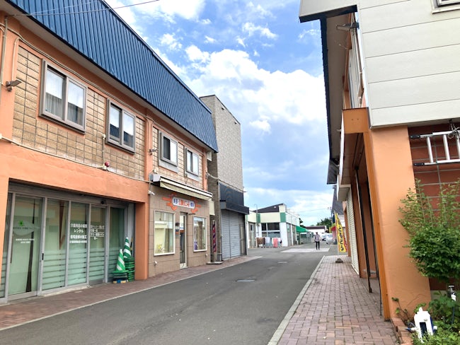 人情と趣の残った”大麻東町ニュープラザ商店街” が私たちの本拠地。私たちの施設や事務所は、昔は商店街の市場、食品店、個人商店で、それらを改装したものです。商店街のそんな雰囲気が好きな方も絶対にいるはず!