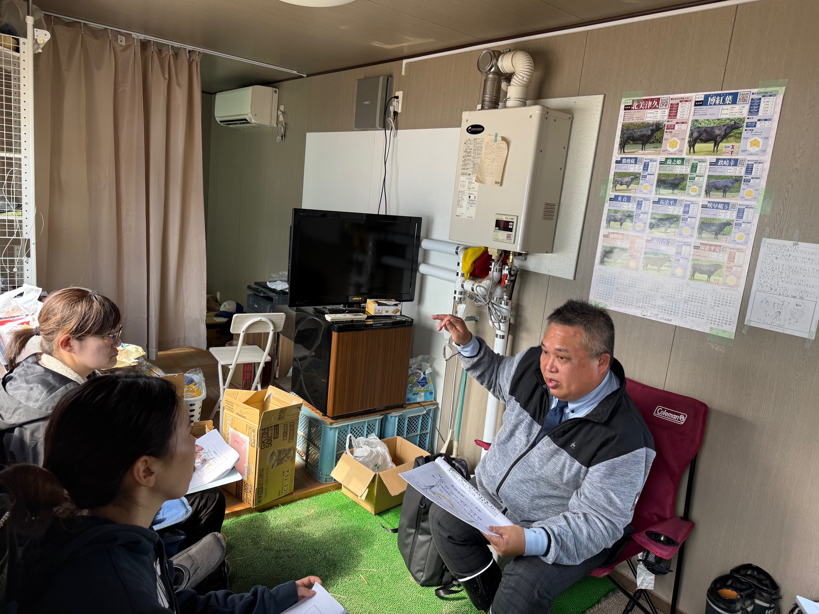 女性6名・男性3名の合計9名。うち65歳以上が5名です。老5若2・男3女6のソフトな職場環境です！