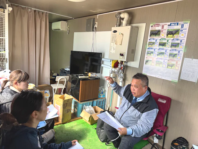 女性6名・男性3名の合計9名。うち65歳以上が5名です。老5若2・男3女6のソフトな職場環境です!