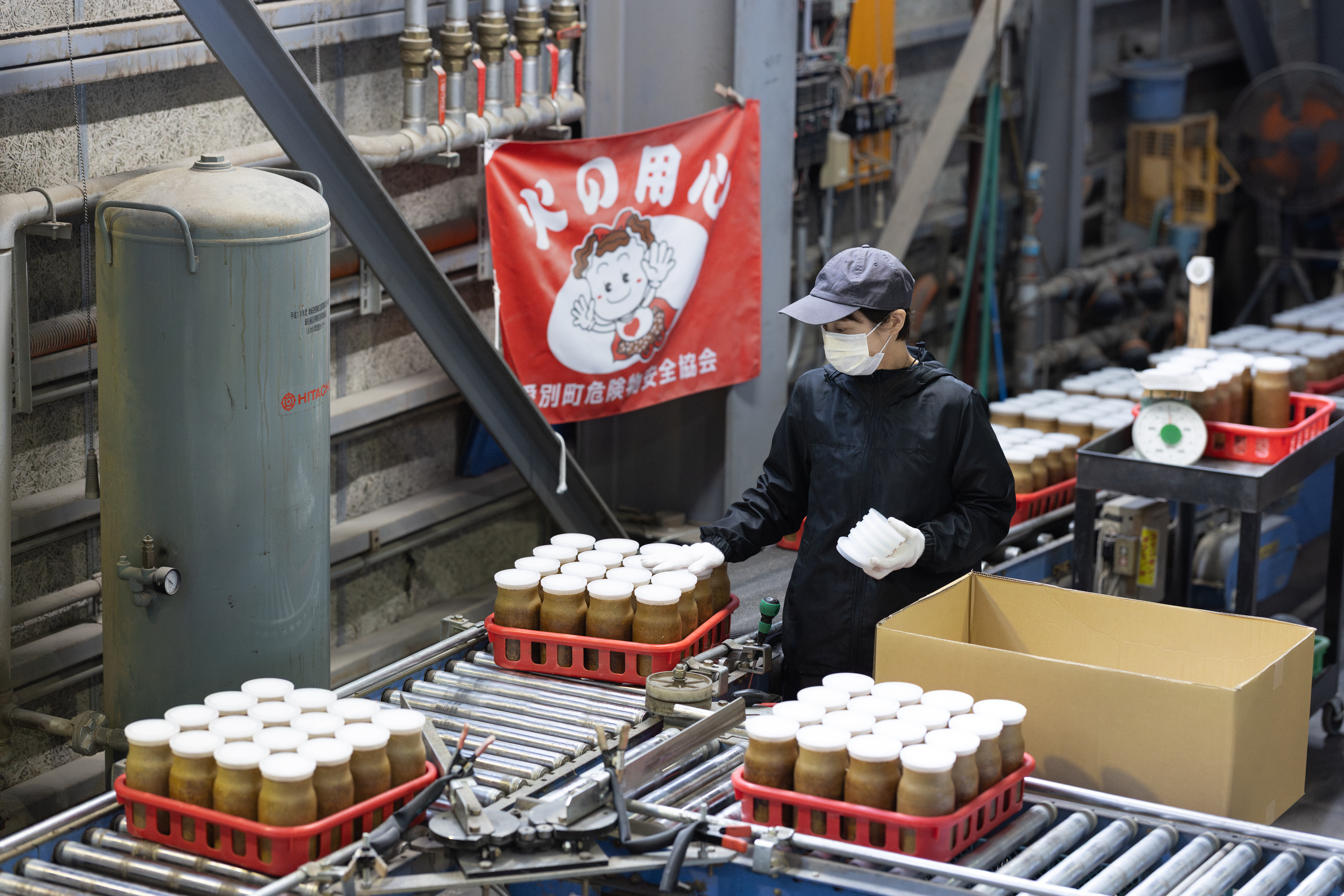 えのき茸の生産は実はシンプル。
製造工程のほとんどを機械で行っています。
まずは培地と呼ばれるきのこの土台を瓶に詰めていきます。
その後、きのこの元になる種菌を土台を詰めた瓶に入れます。