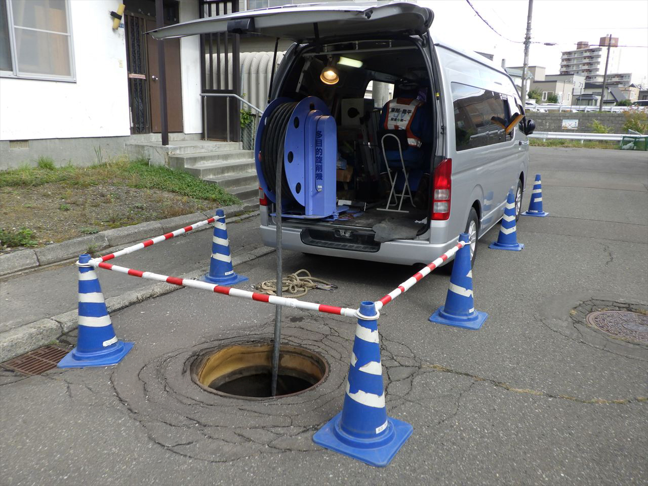 機械を上からマンホールに通していく人、マンホールの下に降りて機械を受け取る人、カメラを操作する人など、チーム内で業務を分担しながら進めていきます。