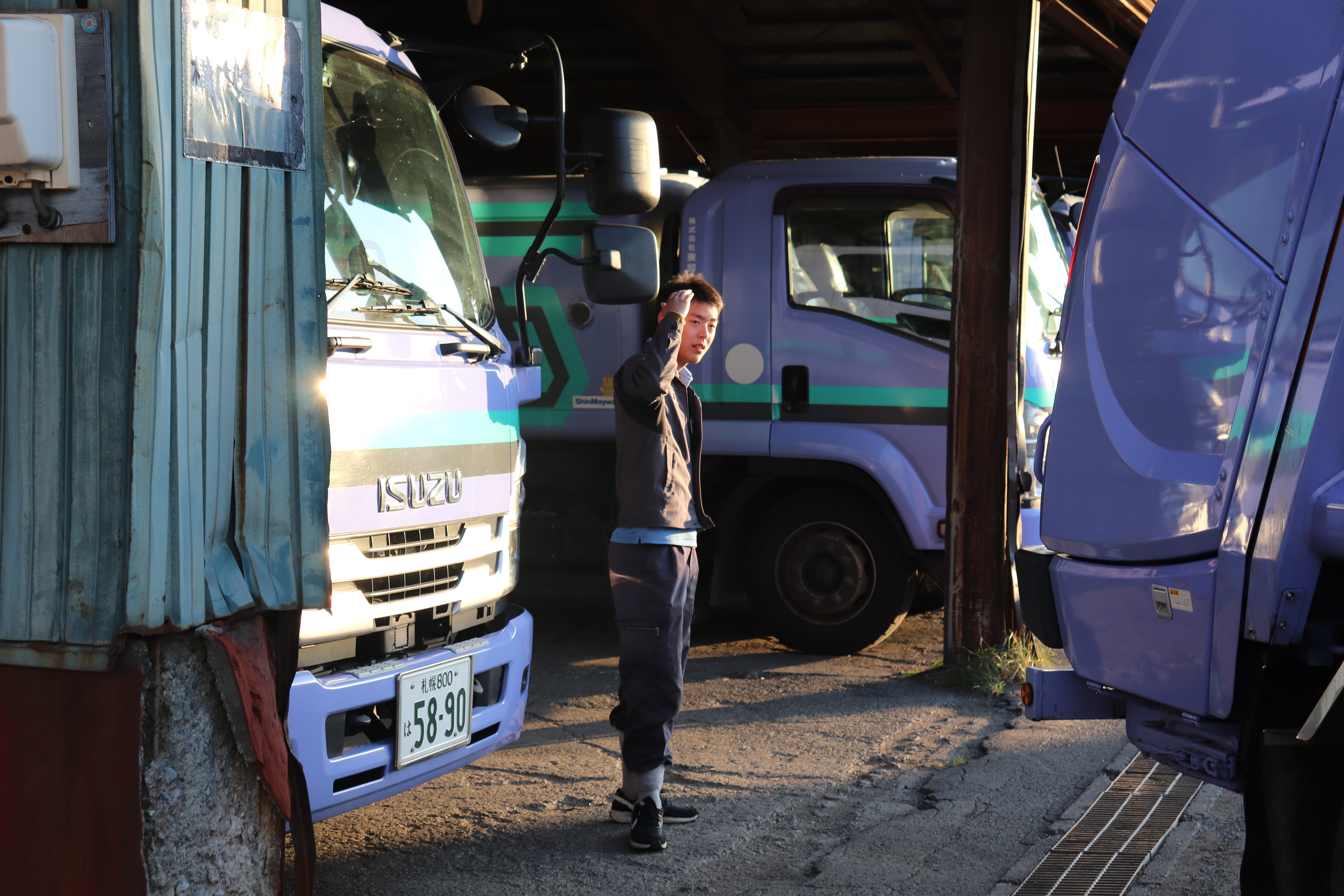 2名1組のチームで動くのが基本で、社員同士も風通しの良い雰囲気のため、仕事の話はもちろん趣味の話などで盛り上がることも。
事務所に帰ると専務や部長も同じフロアにおり、気軽に話したり相談しやすい環境です。