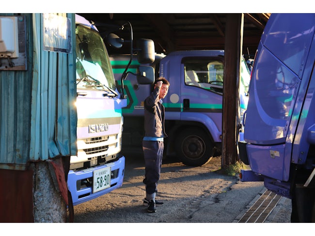 2名1組のチームで動くのが基本で、社員同士も風通しの良い雰囲気のため、仕事の話はもちろん趣味の話などで盛り上がることも。
事務所に帰ると専務や部長も同じフロアにおり、気軽に話したり相談しやすい環境です。