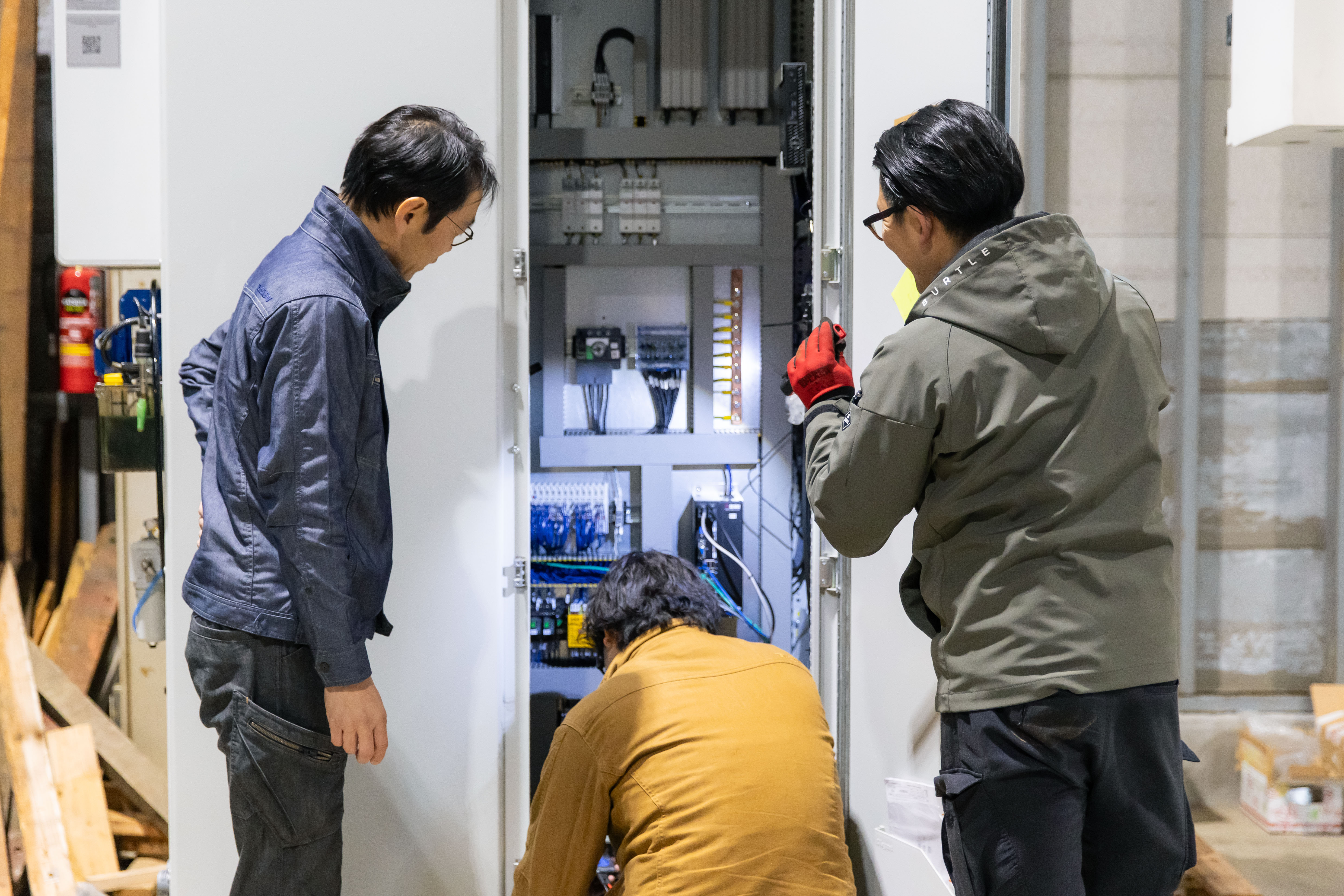 機械の知識ゼロでも、やっていくうちにできるようになります！実際に、文系で未経験入社の先輩スタッフも活躍中。様々な機械を扱うマニアックな仕事なので先輩後輩関係なく相談できます。毎日違う機械に触れられます