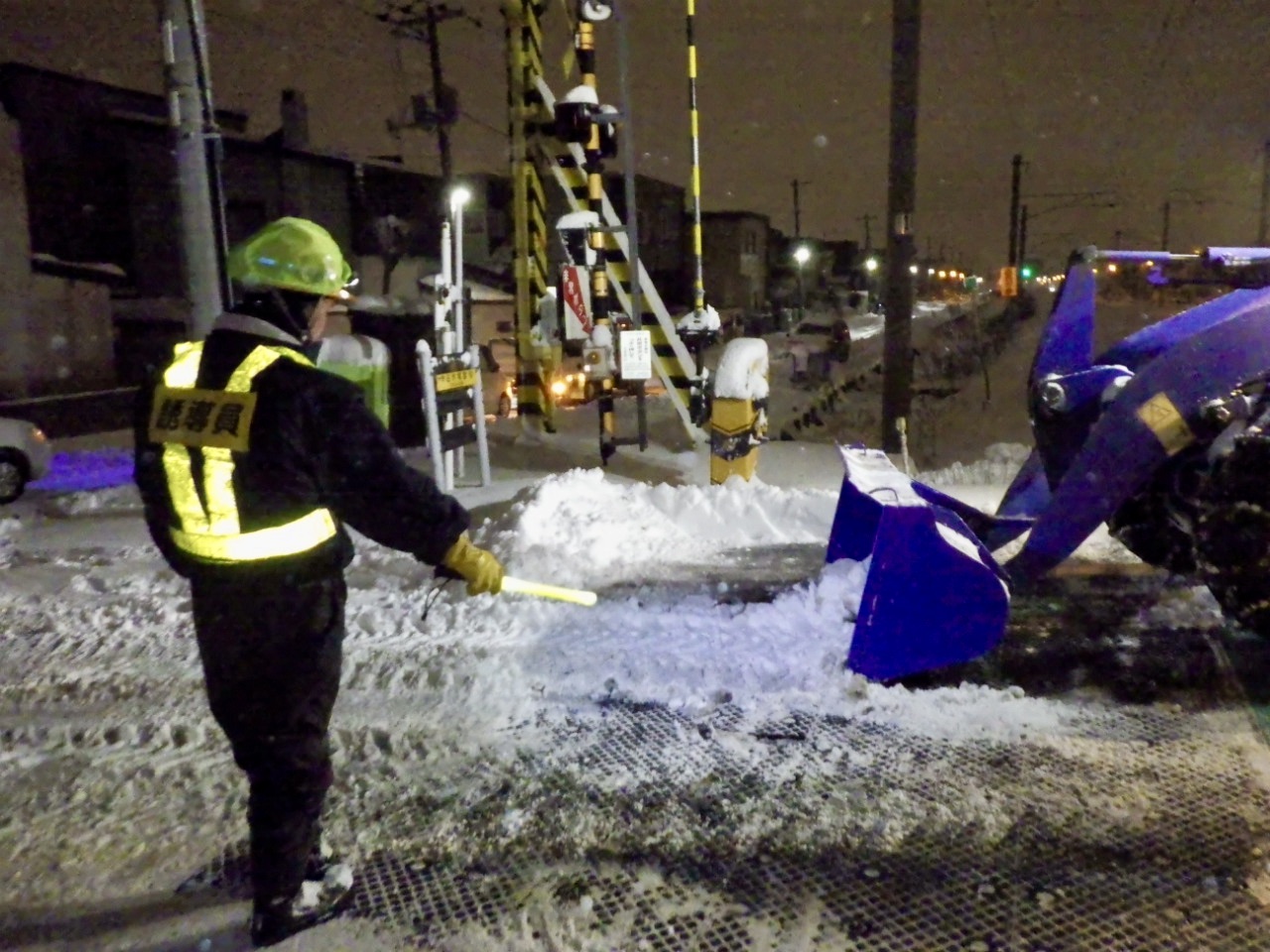 踏切道除雪では機械兼用作業で機械の入れない部分の人力除雪をお願いします。