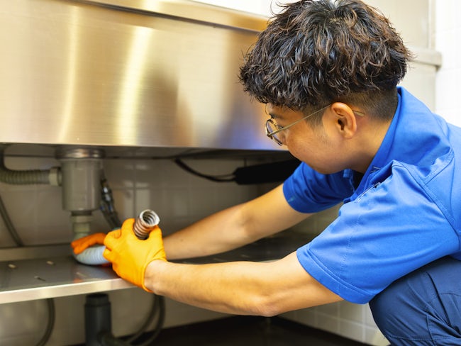 排水管の洗浄や交換作業は、少し専門的で難しそうに感じるかもしれません。でもご安心ください。一つひとつの作業を丁寧に教えるので、未経験からでも着実にプロの技術が身につきます。