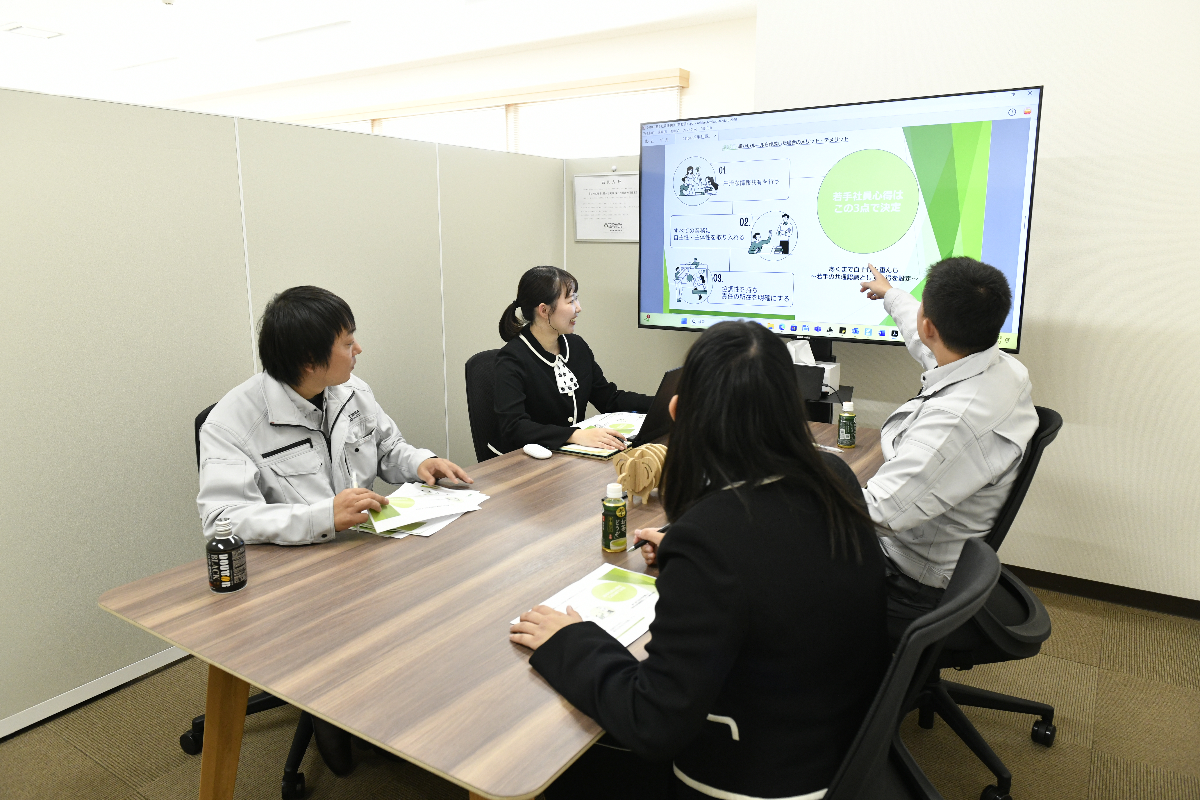 【若手が働きやすい理由…！？】当社では、「若手社員会議」という若手が自由に意見を交換が出来る場があります。業務の振り返りや会社改善の議論、時には雑談で盛り上がり、成長と仲間との一体感を深めています。