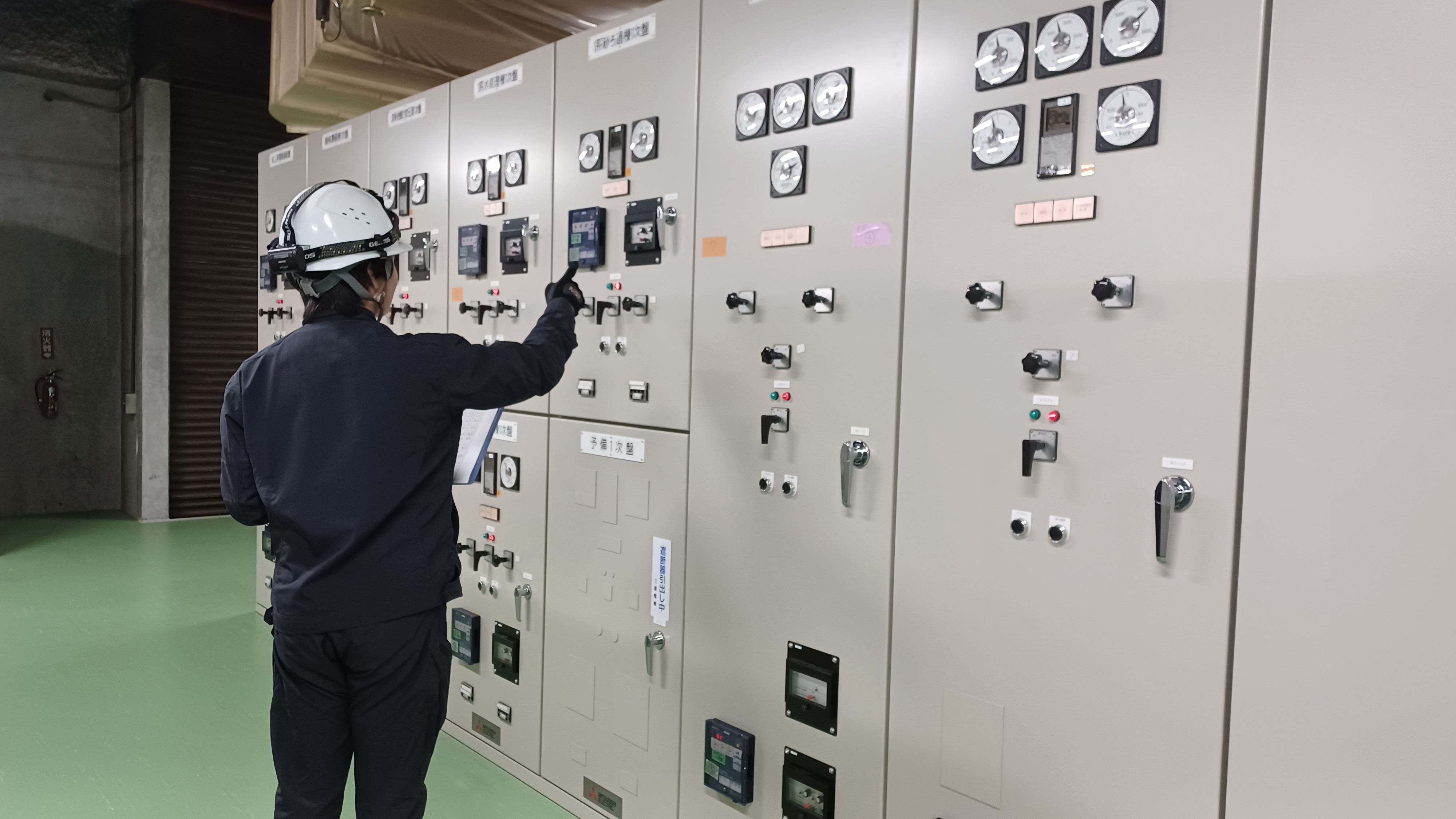 【運転の調整・点検】
機械設備に異常が出た場合は無線で現場のスタッフへ連絡し、確認に行ってもらいます。
入社後まずは先輩社員が付いてフォローし、監視・巡回・点検方法をしっかりと指導します。