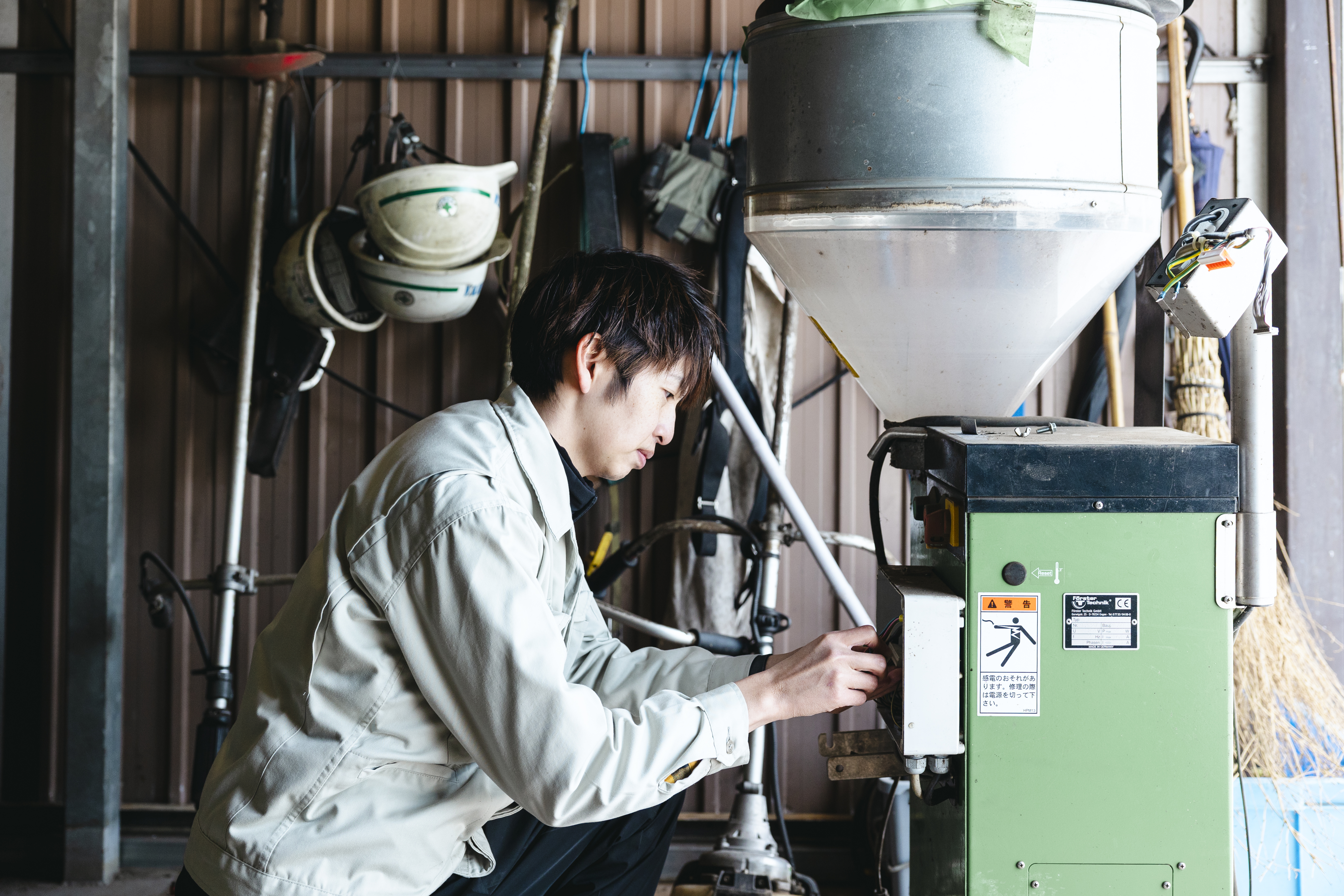 ＜お客様対応の一例＞
牛が水を飲む自動給水器の温度管理がうまくいかず水が凍ってしまった！ちょっと見に来てほしい！
→まずはメンテナンス担当が訪問して故障箇所を確認。システム担当へ状況を伝え、修理対応へ。
