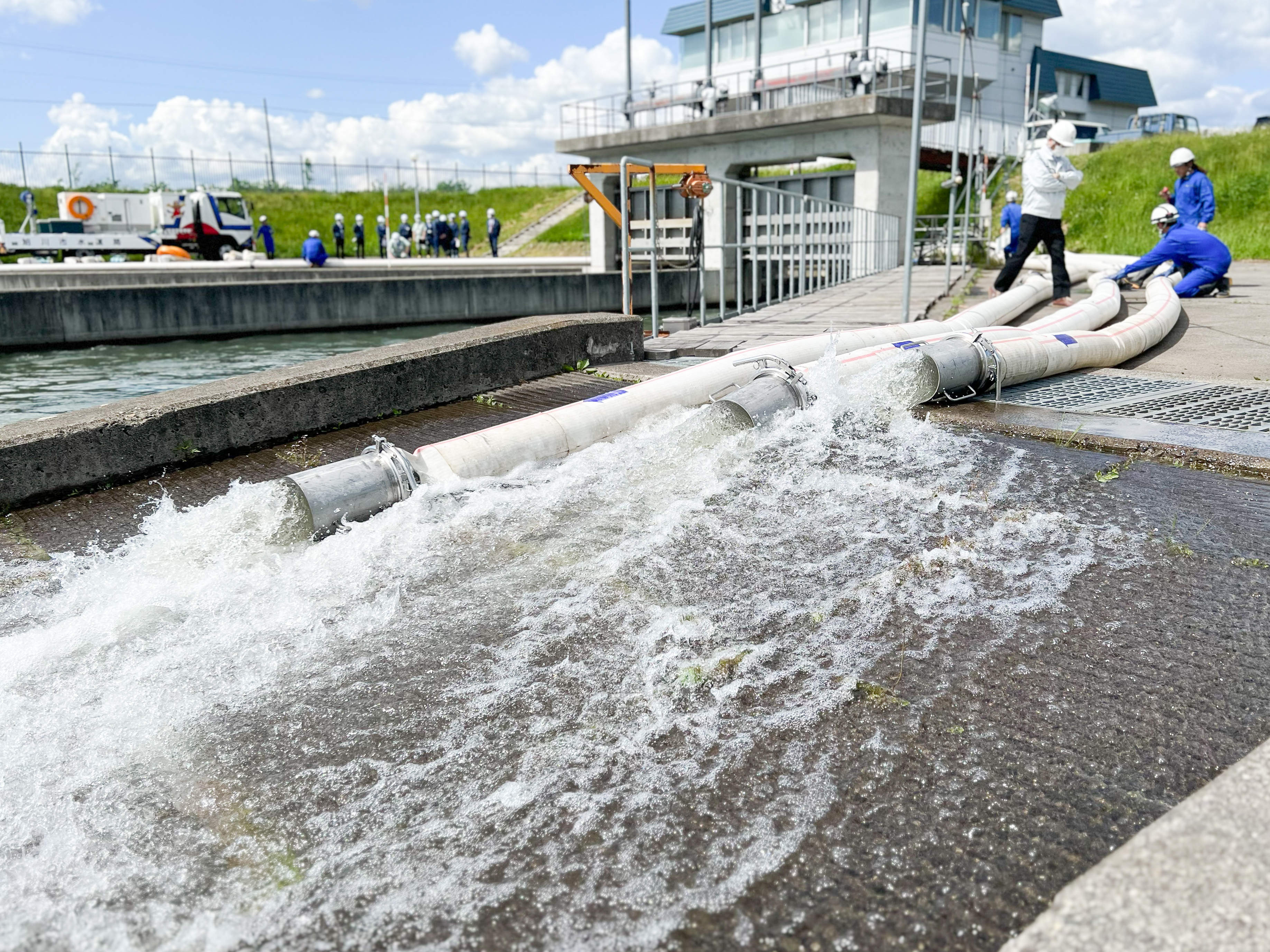 【特殊車両のカッコよさ】 強力なポンプ車や高圧洗浄車など、普段は見られない特殊な車が相棒です。大型免許をお持ちの方は、そのスキルを即戦力として活かせます。特殊車両を操る面白さを、ぜひ体感してください。