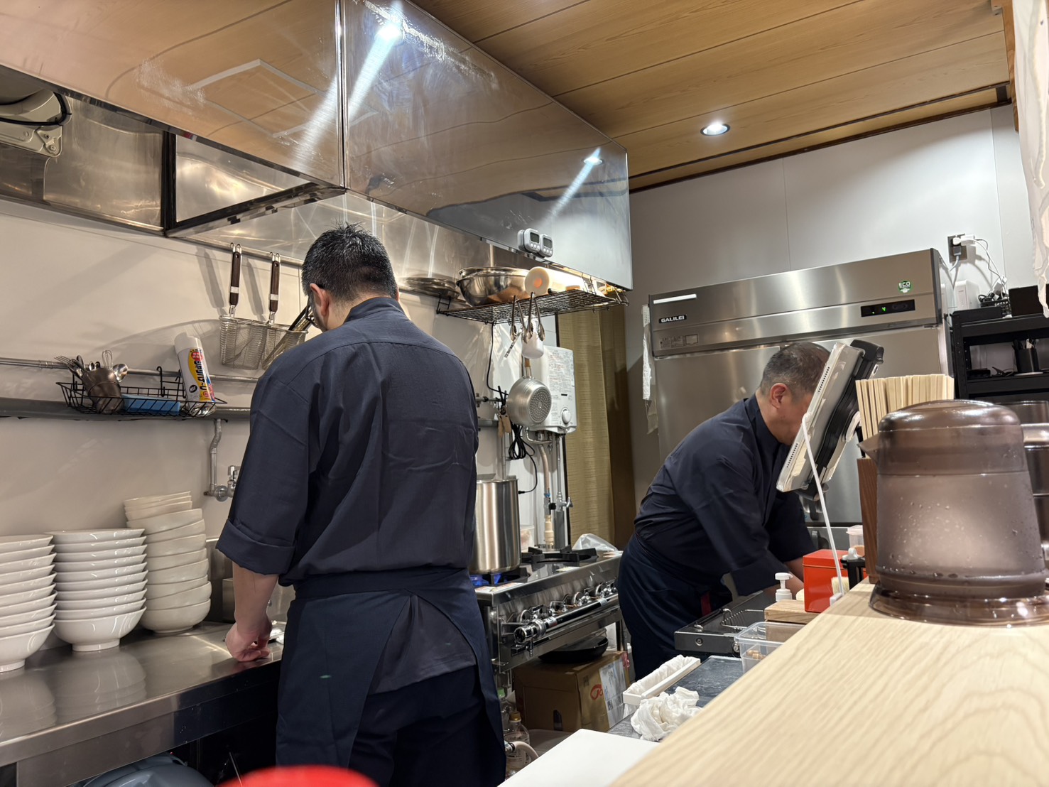 【仕事中の様子】
小西鮮魚店は、函館水産卸売市場での仲卸業の他、函館空港内の海鮮食堂・函館市内居酒屋・函館市内宿泊施設の運営、札幌中央卸売市場での仲卸業も行っています。