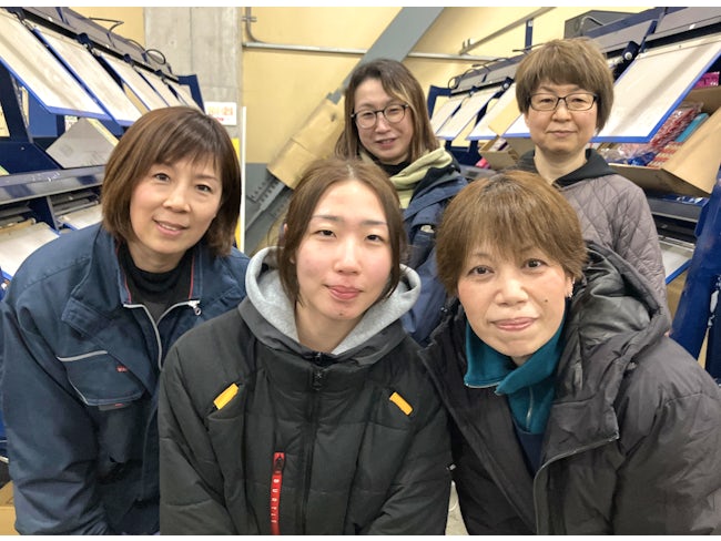 若い男性スタッフの他、女性のパートスタッフも多数いますのでセンターには活気がありますよ♪ 職場はみんなで声を掛け合ったり、世間話で談笑したりと、とても明るい雰囲気です!ぜひ一度見学もOK!