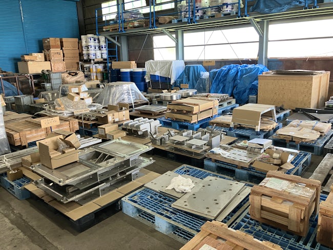 購入品倉庫です。メーカーから送られてきた部品・ボルトナット等を工事番号ごとに分けて整理し管理します。