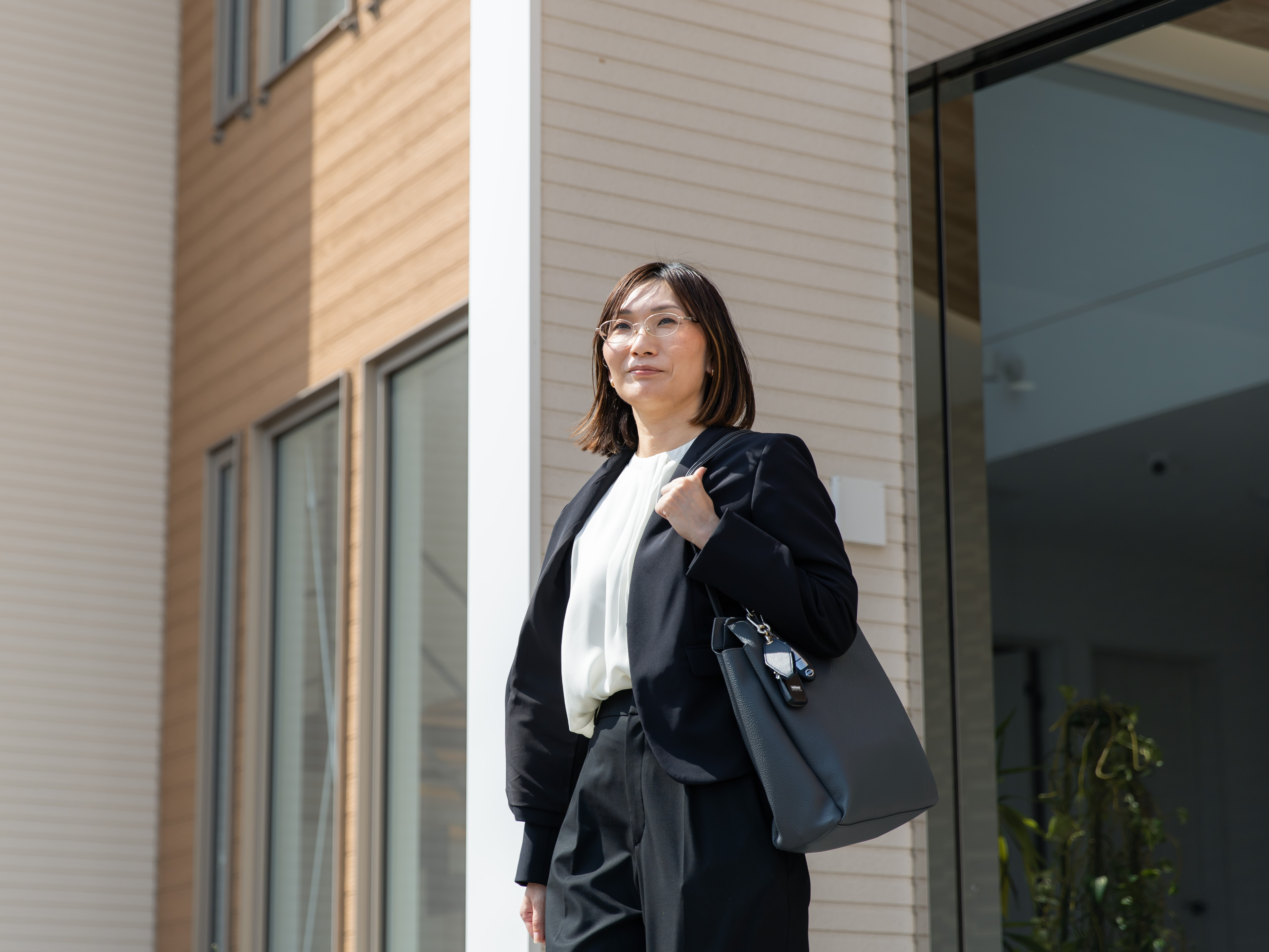 転勤なし！大好きなこの街に腰を据えて、ずっと長く働き続けられる環境です。地域の発展を支えるやりがいと、住み慣れた街で暮らす安心感。地元に貢献しながら、あなた自身の安定したキャリアを築けます！