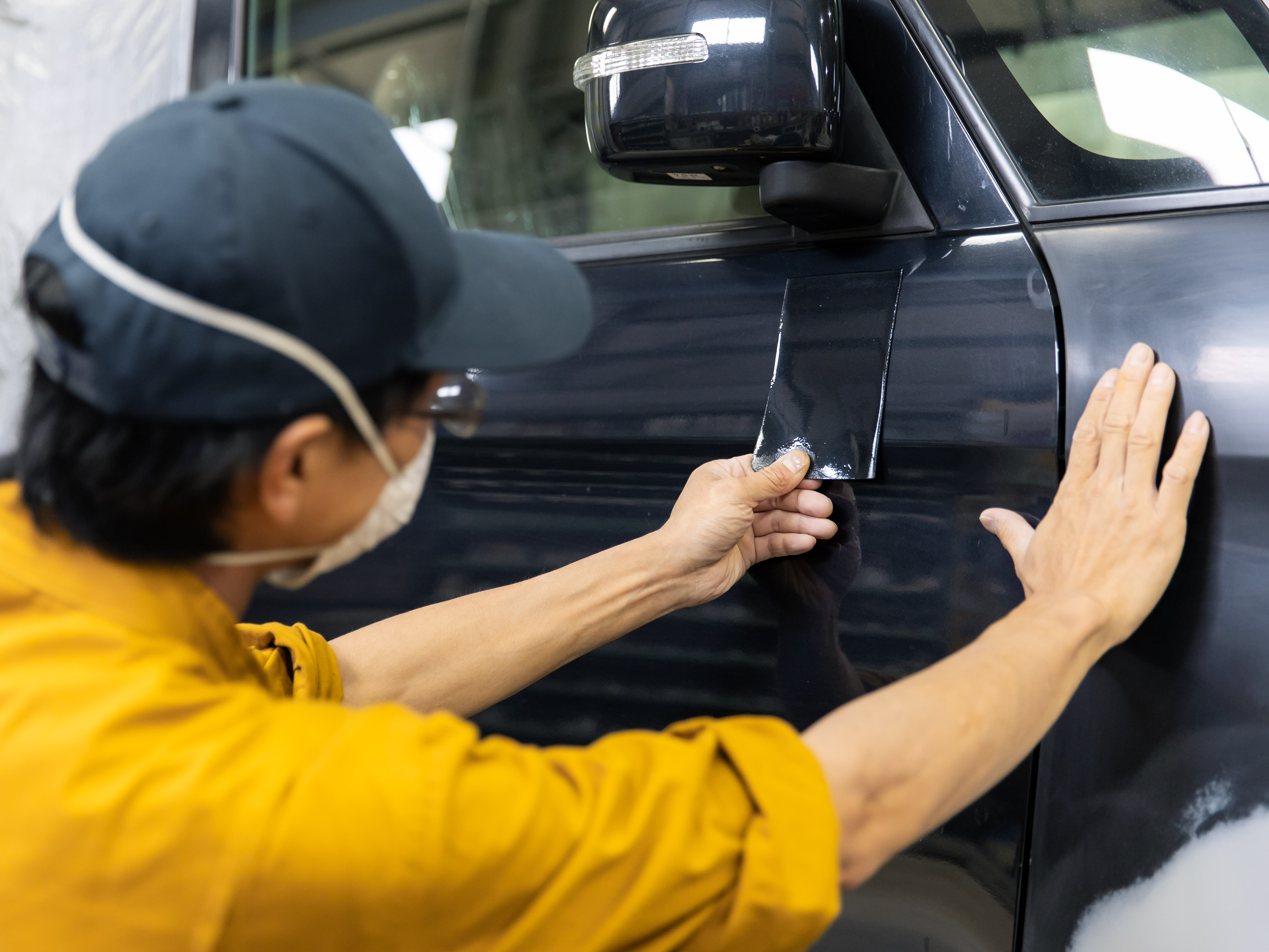 塗装に使う色のパターンは数百通り。経験を重ねて身につくスキルもありますが、ある程度色の度合いを調べるためのツールも用意してあります。少しずつ色や塗り方の知識も広がり、仕事の面白さが見えてきます。