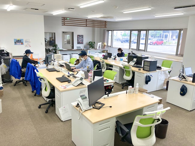 30〜50代の3名の営業スタッフが在籍。スタッフ同士の距離が近く、気軽に相談し合える環境です。介護用品の知識や営業経験は不要です。身近な商品を扱うため、入社後に無理なく覚えられ、安心してスタートできます。