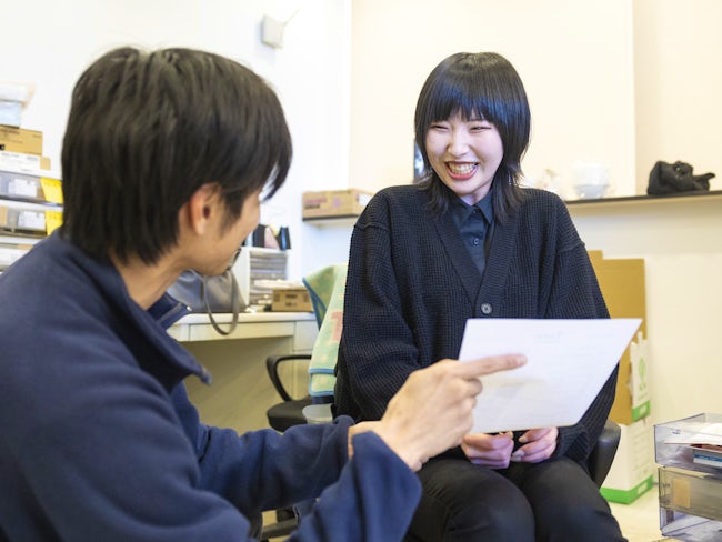 契約書類に不備がないかの確認も大切な仕事です。チェックすべき箇所が決まっているので、覚えるまでは少し大変ですが、慣れてくると難しいことはありません。