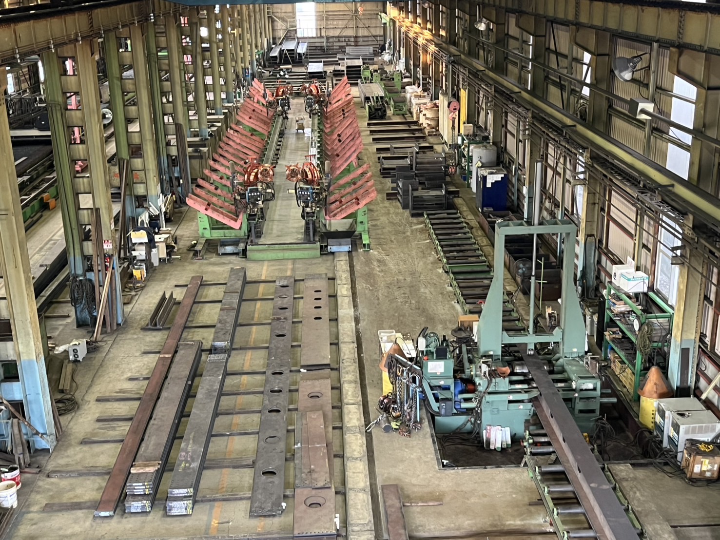 昭和39年の創業以来、道内における鋼板溶断加工の最大手として 1日100tもの生産量を誇っています。
エスコンフィールド北海道、大和ハウスプレミストドームなど、暮らしの中の様々な場所で活躍しています。