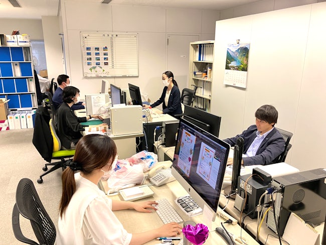社員の男女比率は半々くらいで、20〜30代が大活躍!!
残業はほとんどないため、ワークライフバランスを充実させることが可能な環境です。