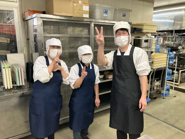 現在は正社員4名(30〜50代)・パート8名の合計12名が活躍中です。また、想定しているセクションが決まっているため、ゆっくりと成長できます。ゼロから始めて専門スキルを磨き、ステップアップを目指すことも可能です。