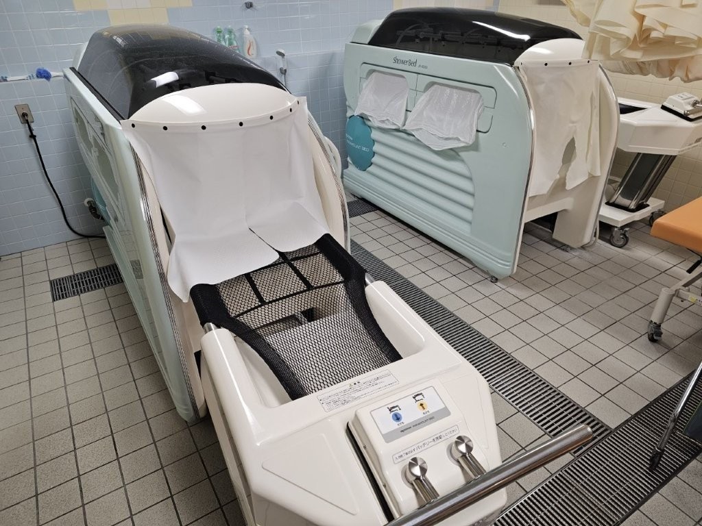 入浴に関しては「介護用シャワー入浴装置」を導入。患者様の移動はスライディングボードを利用しています。入浴専門パートさんもいるので、負担は大きくありません！