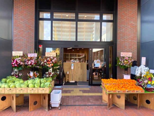 本社から徒歩5分、苗穂駅前には青果店も展開。
こちらに陳列する野菜等も加工・仕分けしています。