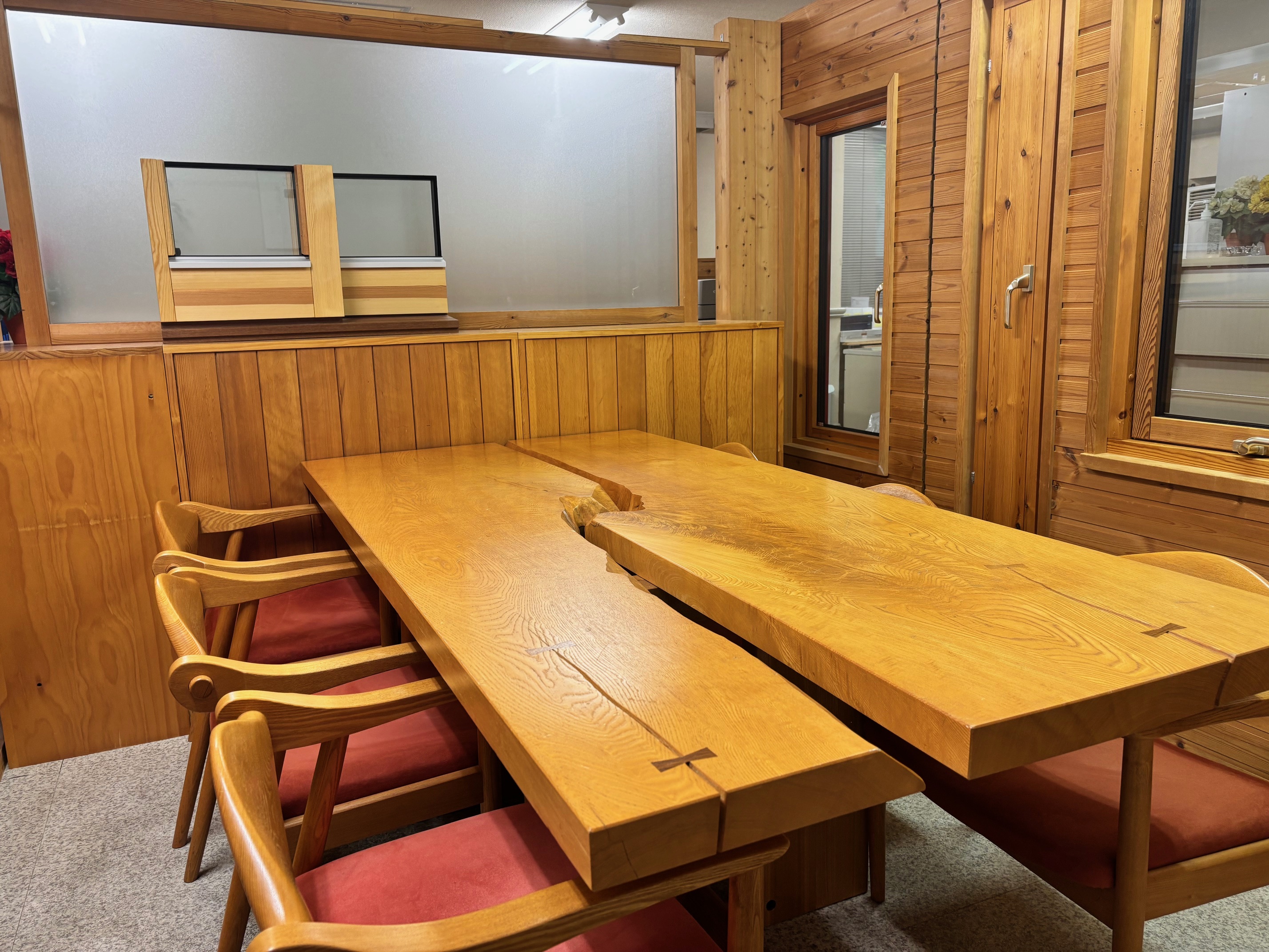 事務所は、木を活かしたつくりになっています。
木の温かみを感じながら仕事を進めることができますよ。