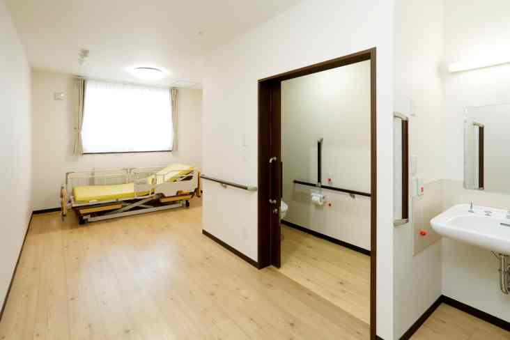 太陽が降り注ぐ明るい居室