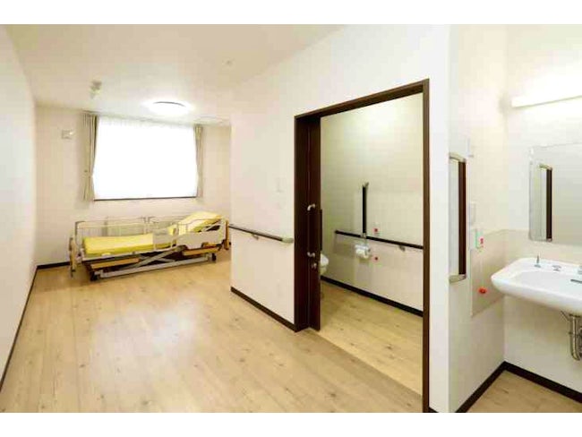 太陽が降り注ぐ明るい居室