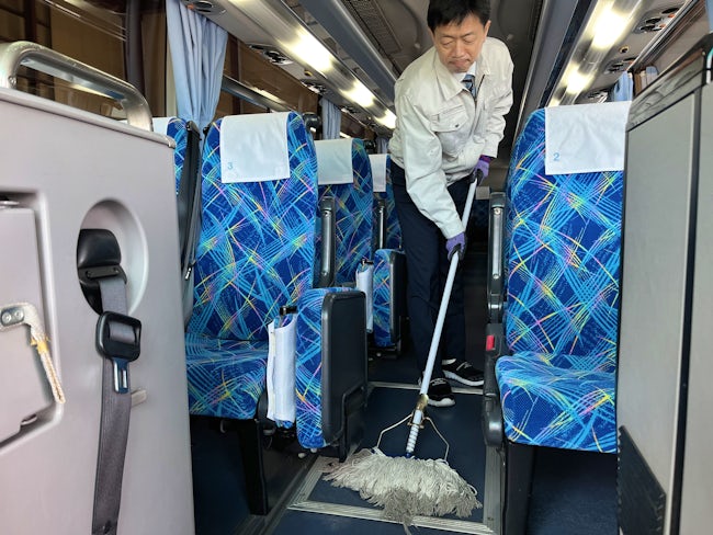 <清掃作業②>
1日の運転が終われば清掃で終わります。慣れればスグ覚えられるお仕事です!また、1日の流れがある程度決まっているので、ペースが分かれば働きやすいと思います♪