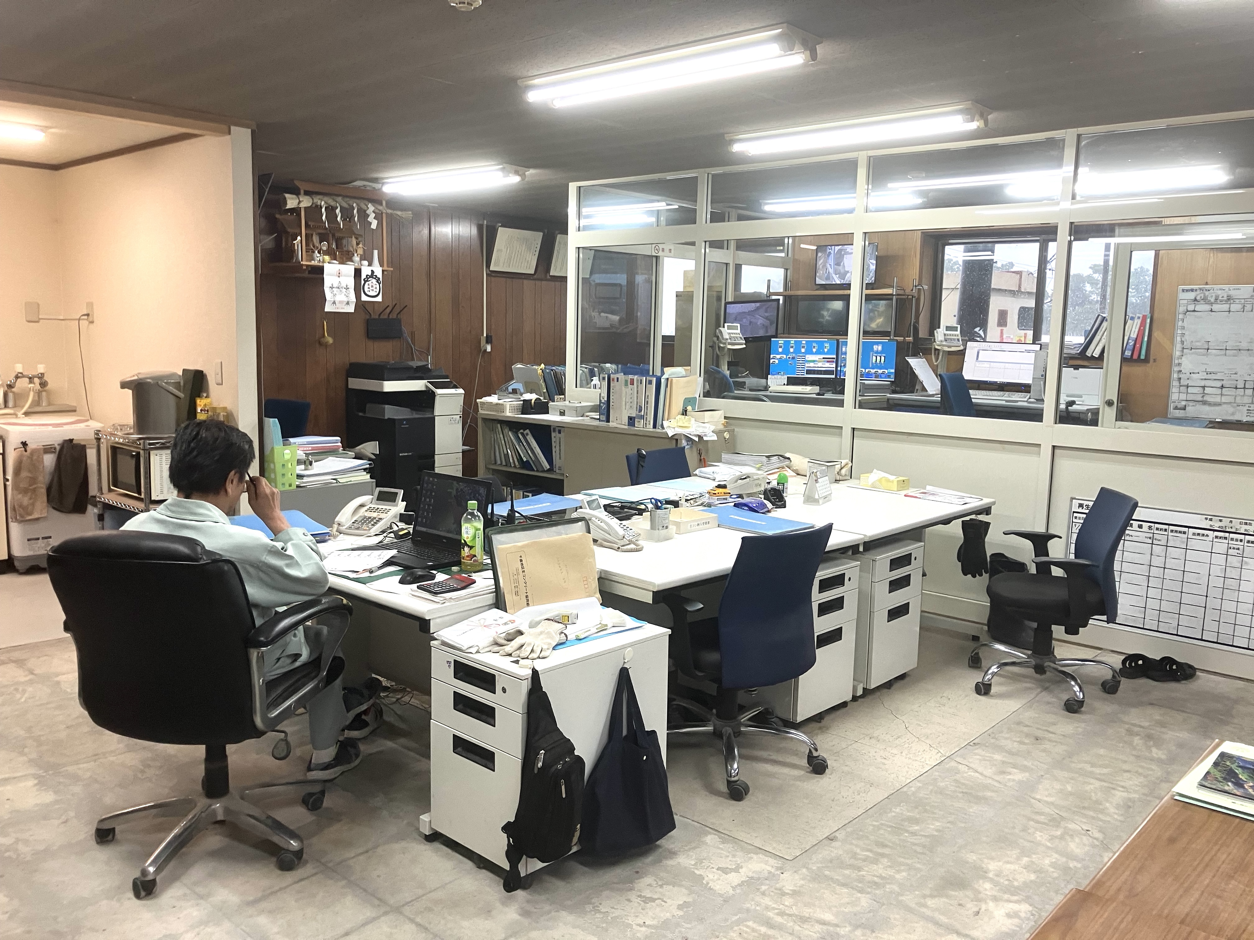 事務所内の様子。3台のエアコンで夏も冬も快適です。