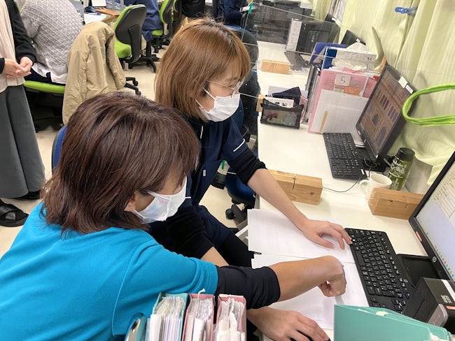 記録にはパソコンを使用。定期的に新しいやり方も積極的に導入し、作業は時間をかけず、なるべく利用者様とのコミュニケーションやサービスに時間をかけられるよう工夫しています。