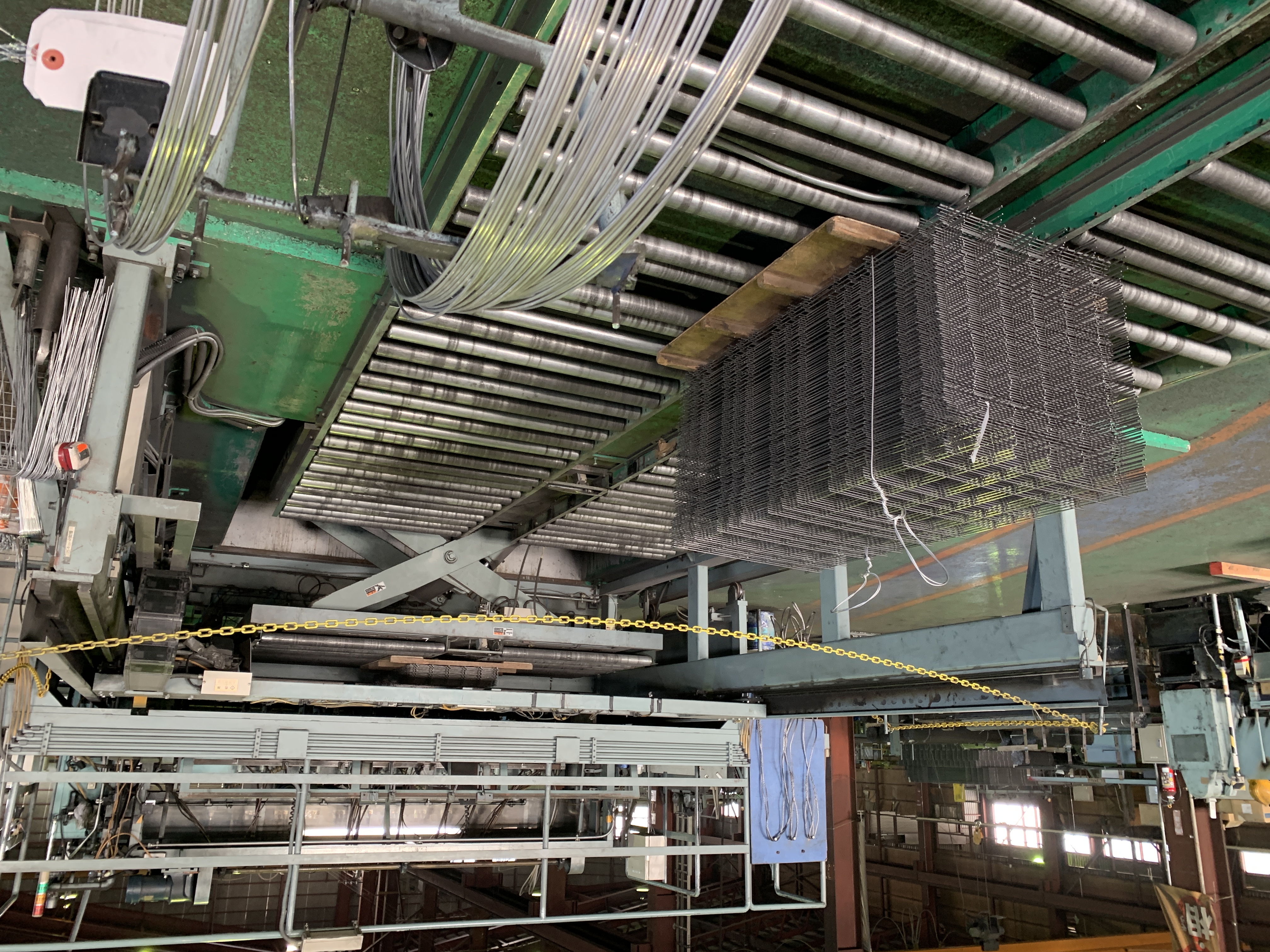 ＜仕事の流れ①＞
溶接金網・鉄筋格子の元になる鉄材（鉄線や棒鋼）を機械にセッティングします。