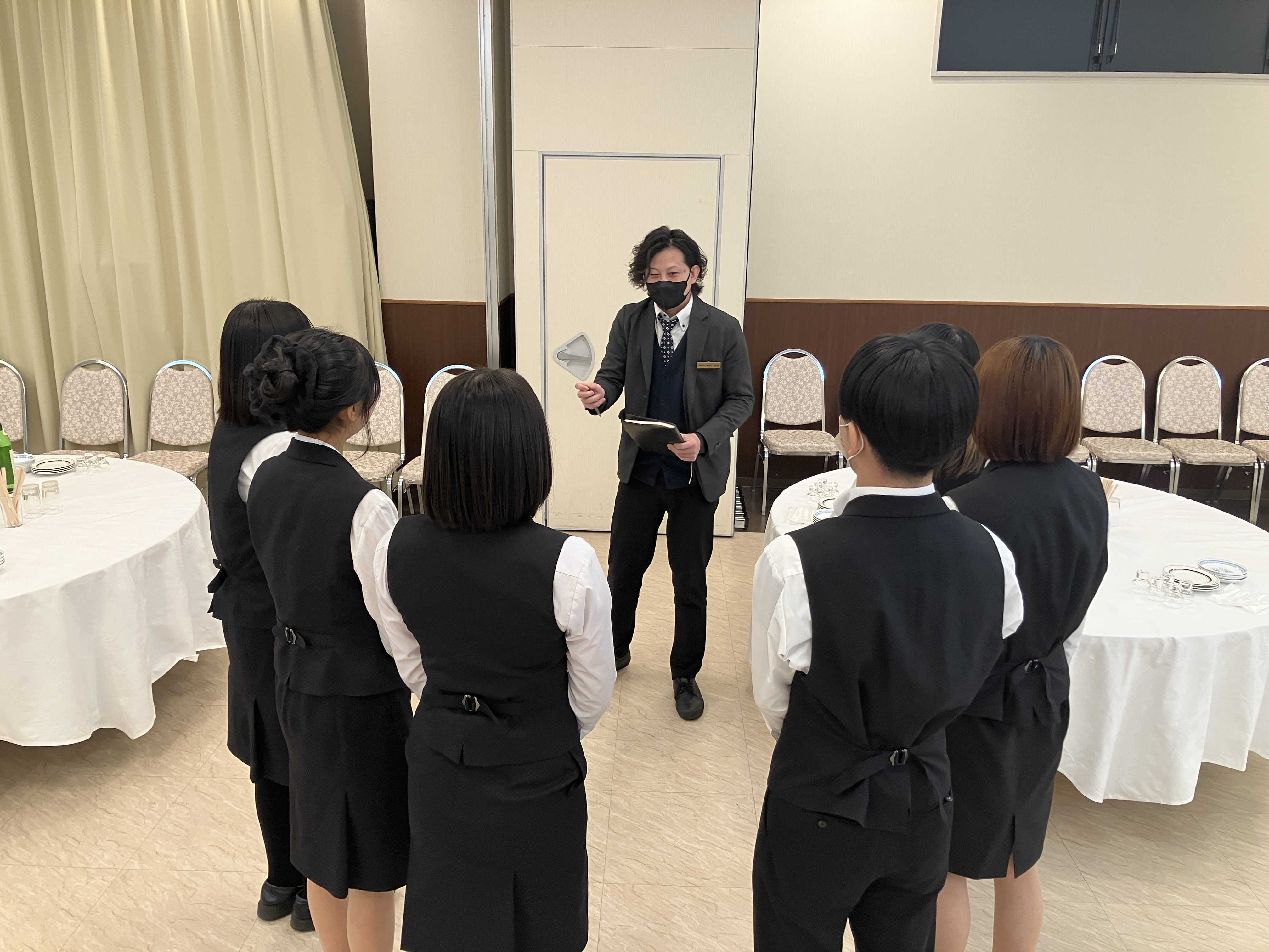 昔は法要や宴会が土日運営で､休みが取りづらかったですが､今は社内体制を見直し､月7〜9日は休みを取ってもらうようにシフト調整をしています｡また､毎週ではないですができるだけ2連休になるよう調整しています！