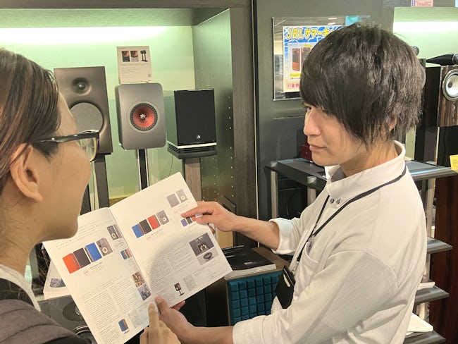 【入社9年目/前職:コールセンター/本郷より】元々楽器や音楽が好きだったことから当社へ入社しました。長年オーディオをご愛好の常連のお客様も多く、密接に関わって信頼関係を築いていくような接客が多いです。