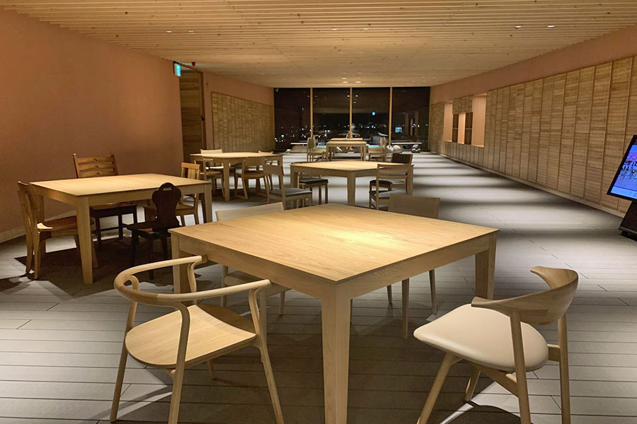 あたらしい旭川市役所9階の展望フロアに設置されている「旭川家具」は、よく見るとひとつひとつ違うデザイン。なかには旭川市内の子どもたちがデザインしたものも！日常のなかにデザインがあるまちです。