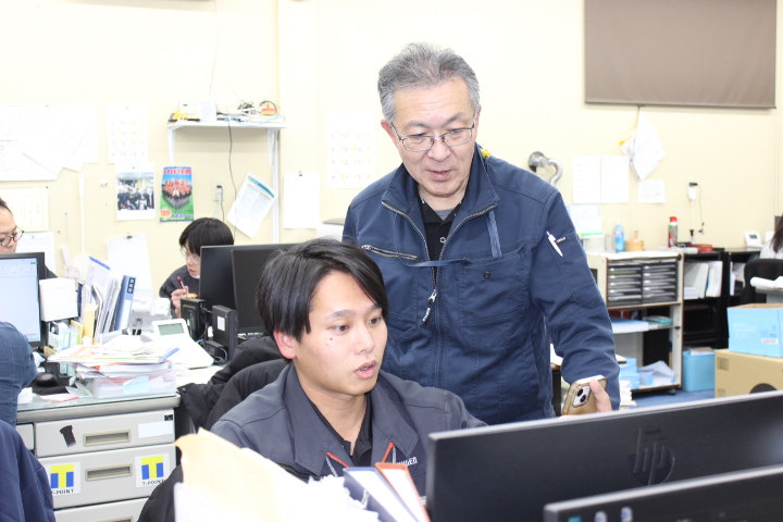 最初は先輩社員についてお仕事を覚えていただきます。