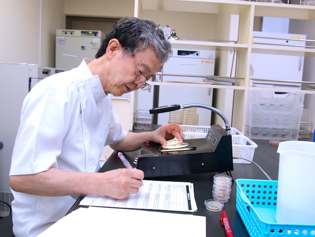 最終的に、検査員が菌の有無や種類を記録し営業担当からお客様にフィードバックします。日々の業務を通じて、自然と衛生や食品に関する知識が身につきます。