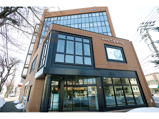 帯広にある時計・宝石 いしおか本店の外観です。
2Fはブライダル専門のフロアです。