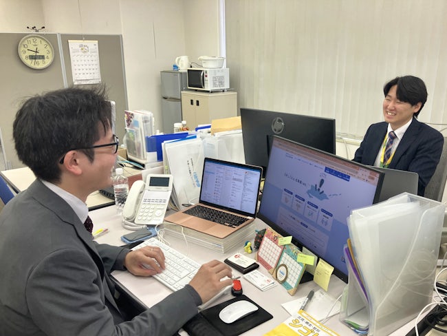北見営業所は新人さん入れて3名の小規模な営業所。予定が集中している人がいたら代理で対応したり、誰がじゃなくてみんなで協力しあうことが自然とおこなわれています。昼休みはみんなでゲラゲラ笑ってます。