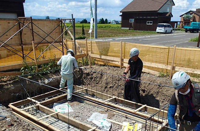 1998年に「優良田園住宅の建設の促進に関する法律」が成立し、東川町が道内第1号として宅地分譲を推進。町内への転入者が増加したことで､移住者向けの住まいづくりを多く手がけるようになりました。