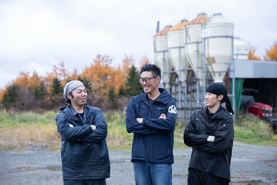 週休2日制や各種手当が充実しているのも働くスタッフのことを想ってのこと。
いつもスタッフに寄り添ってくれる社長です（真ん中）。
スタッフとの距離も近く、和気あいあいとしています。